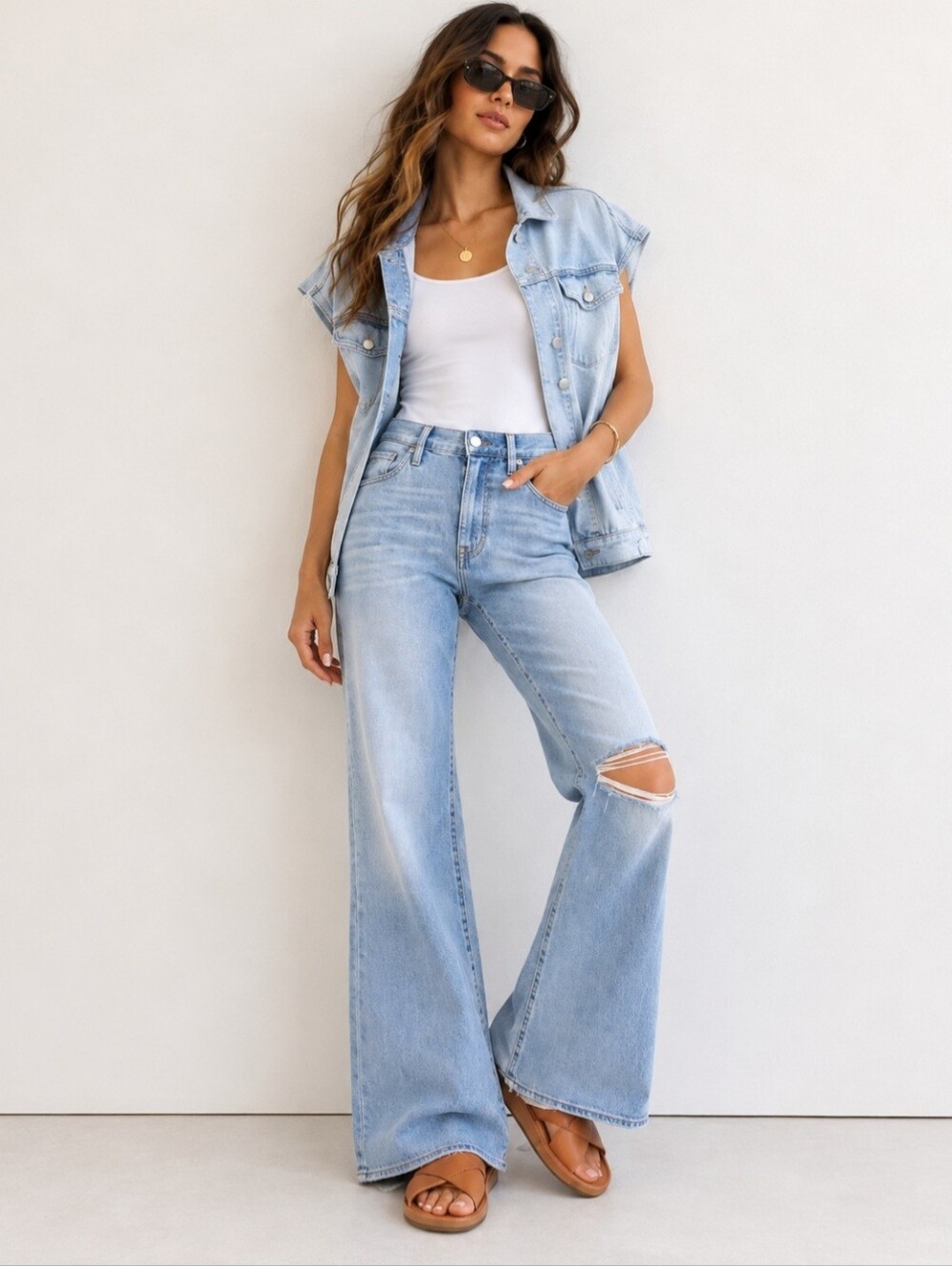 Madewell 11" High-Rise Flare Jeans in Eversfield Wash: Knee-Rip Edition Size 28
